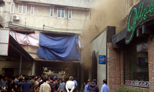 14h30 ngày 19/11, cháy lớn bùng phát tại một bar ở khu 9A Trần Thánh Tông (Hà Nội) làm ít nhất 6 người chết. Gia đình các nạn nhân xấu số đã đến bệnh viện Thanh Nhàn để đưa thân nhân về an táng
